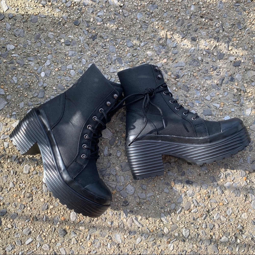 YRU lace up platform